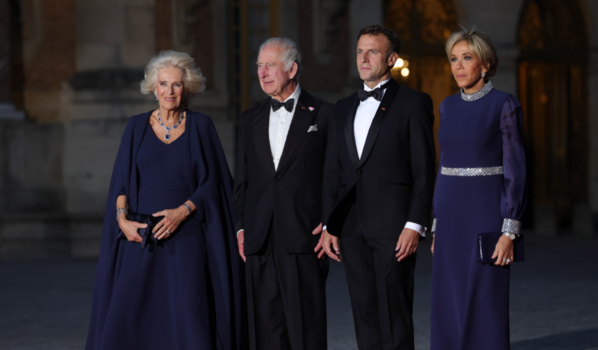Βασίλισσα Καμίλα: Mε δημιουργία Dior στο επίσημο δείπνο στις Βερσαλλίες – Επέλεξε το ίδιο χρώμα με την Μπριζίτ Μακρόν