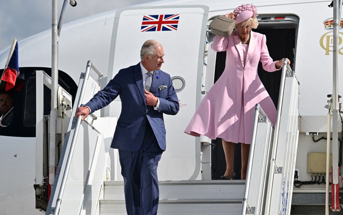 Βασιλιάς Κάρολος: Επίσημη επίσκεψη στη Γαλλία – Στα ροζ η βασίλισσα Καμίλα