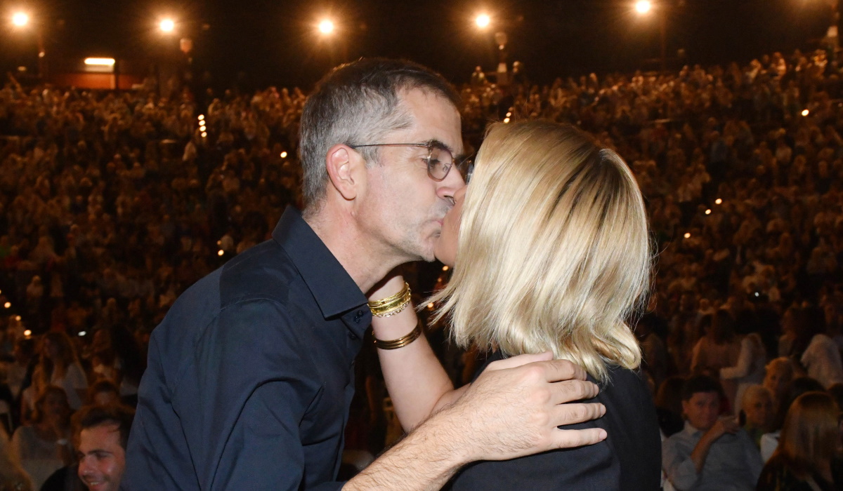 Κώστας Μπακογιάννης – Σία Κοσιώνη: Το τρυφερό φιλί που αντάλλαξαν στη συναυλία του Σταύρου Ξαρχάκου στον Λυκαβηττό