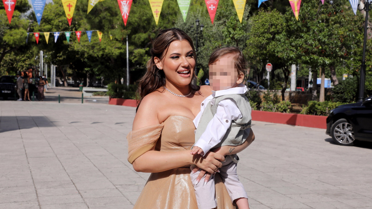 Λάουρα Νάργες: Με ποια Ελληνίδα celebrity επέλεξε παρόμοιο ρομαντικό φόρεμα για τη βάφτιση του παιδιού της