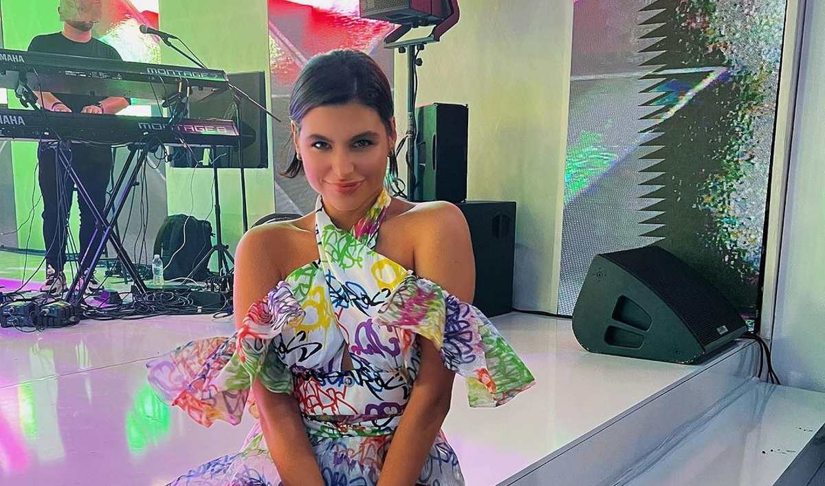 Δανάη Παππά: Σε γάμο επέλεξε glam φόρεμα με graffiti prints – Ποιος Έλληνας σχεδιαστής το υπογράφει και πόσο κοστίζει;