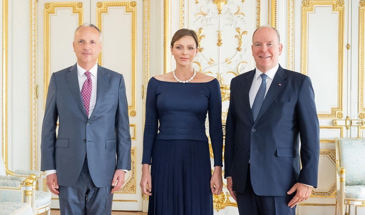 Πριγκίπισσα Σαρλίν: Με σύνολο αξίας 3.280 ευρώ σε επίσημη εμφάνιση στο παλάτι του Μονακό – Ποιος οίκος το υπογράφει