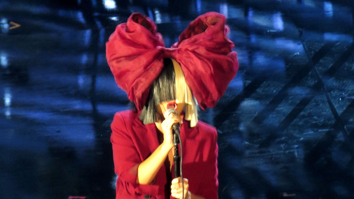 Sia: Η αποκάλυψη της τραγουδίστριας για τον χωρισμό της – «Ήμουν στο κρεβάτι 3 χρόνια»