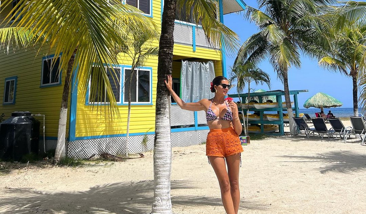 Σταματίνα Τσιμτσιλή: Στην Καραϊβική με vintage πορτοκαλί σορτς και λευκό πουκάμισο – Η throwback φωτογραφία