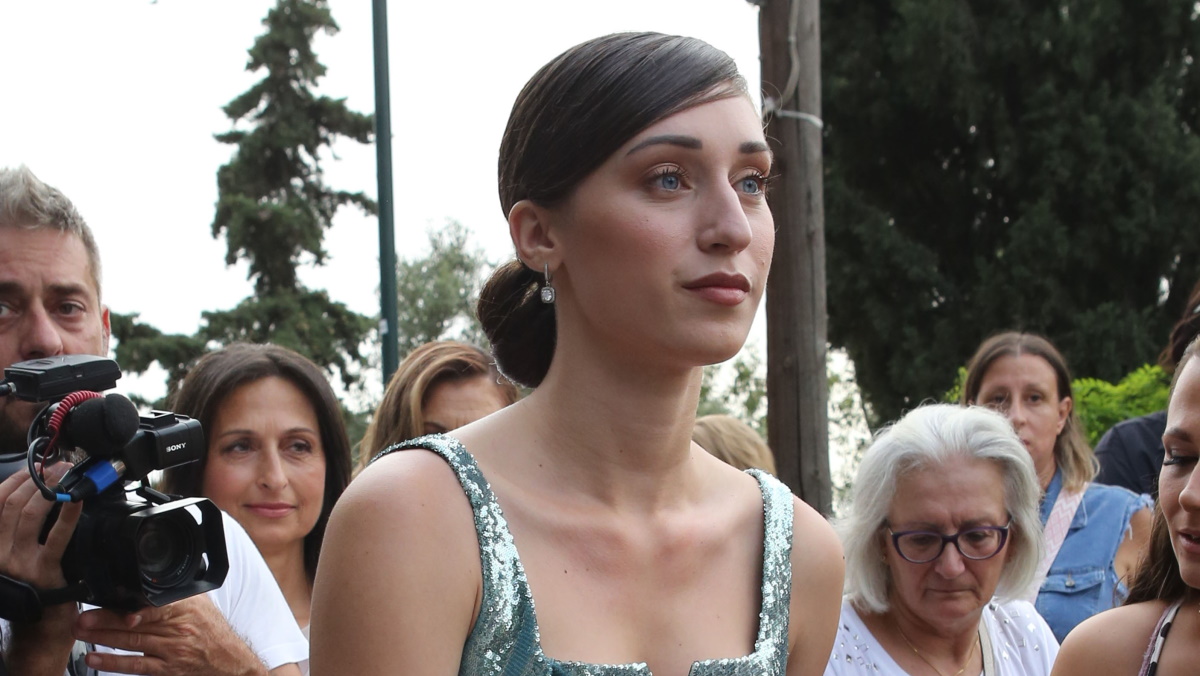 Δήμητρα Βαμβακούση: Με μεταλλιζέ μίντι φόρεμα η αδελφή της, Άννα στην εκκλησία