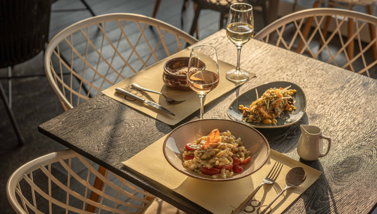 Το 180West Athens έρχεται ανανεωμένο και παρουσιάζει το νέο απολαυστικό μενού φαγητού και cocktails με θέα την Ακρόπολη