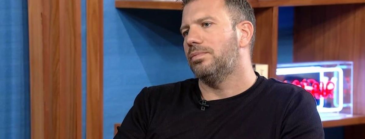 Στέργιος Αντούλας για τη σειρά «Κάνε ότι κοιμάσαι»: «Ήρθε ένα σενάριο “ράδιο αρβύλα” ότι θα πεθάνω και με έκοψε κρύος ιδρώτας»