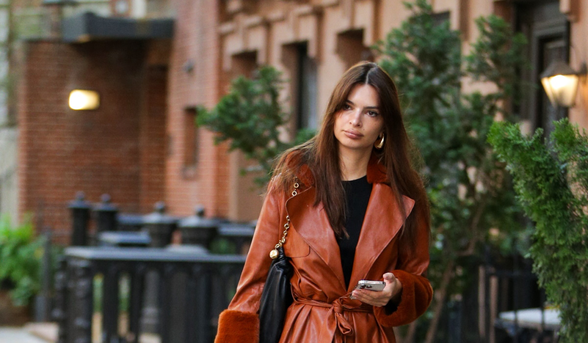 Έμιλι Ρατακόφσκι: Βόλτα στη Νέα Υόρκη με παλτό στο πιο trendy χρώμα της σεζόν