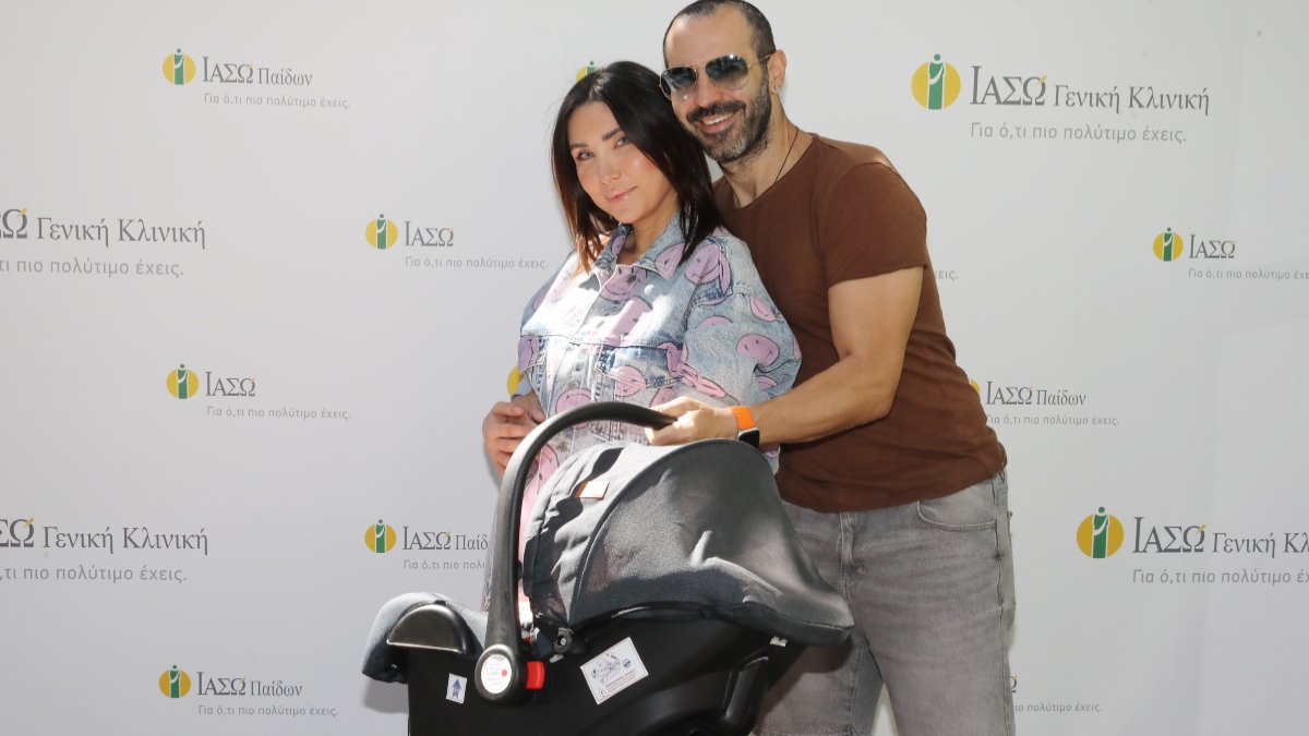 Κατερίνα Νάκα: Η έξοδος από το μαιευτήριο με την κόρη της και τον σύντροφό της, Κωνσταντίνο Παντζή