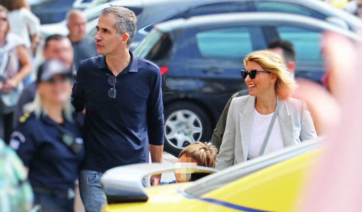 Σία Κοσιώνη: Σε οικογενειακή βόλτα με casual chic σύνολο και τσάντα Christian Dior
