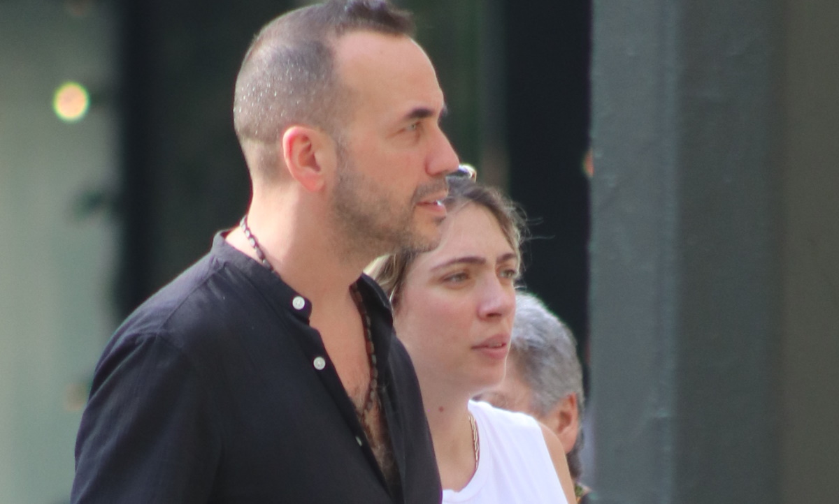 Μαριλού Κόζαρη: Με πράσινη Jacquemus τσάντα στη βόλτα με τον Πάνο Μουζουράκη – Πόσο κοστίζει