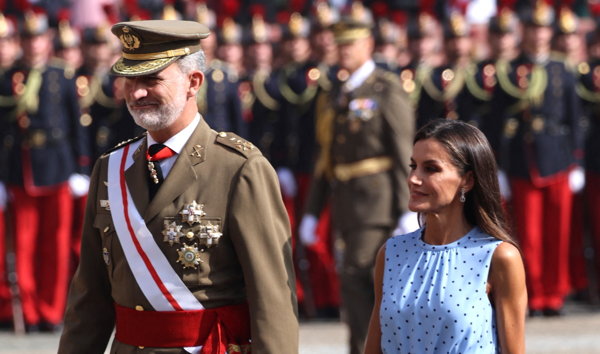 Βασίλισσα Λετίσια: Με κομψό πουά look στη Στρατιωτική Ακαδημία της Ισπανίας – Πώς το συνδύασε