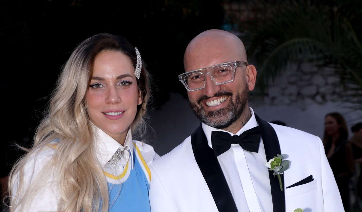 Κατερίνα Στικούδη: Με sporty φανέλα και ιδιαίτερα κοσμήματα στον γάμο του Ισορροπιστή