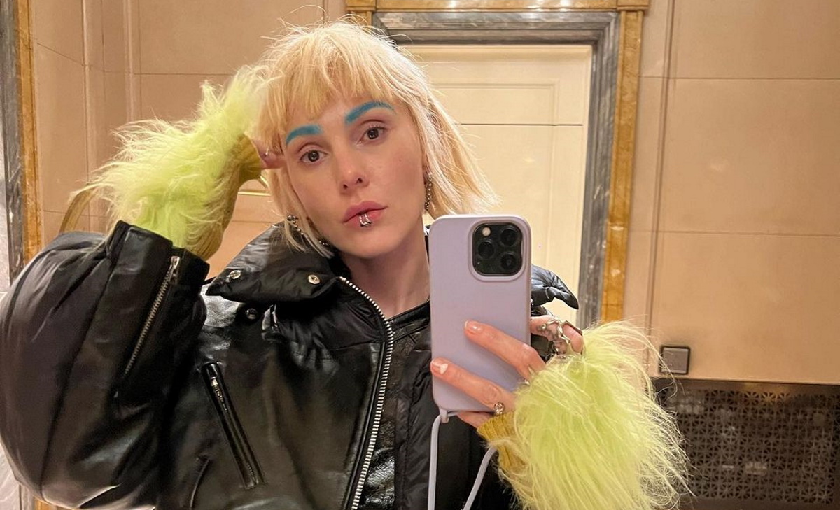 Τάμτα: Το νέο της video clip με άρωμα 80s – Με μίνι και wavy hair look θυμίζει την Κάιλι Μινόγκ