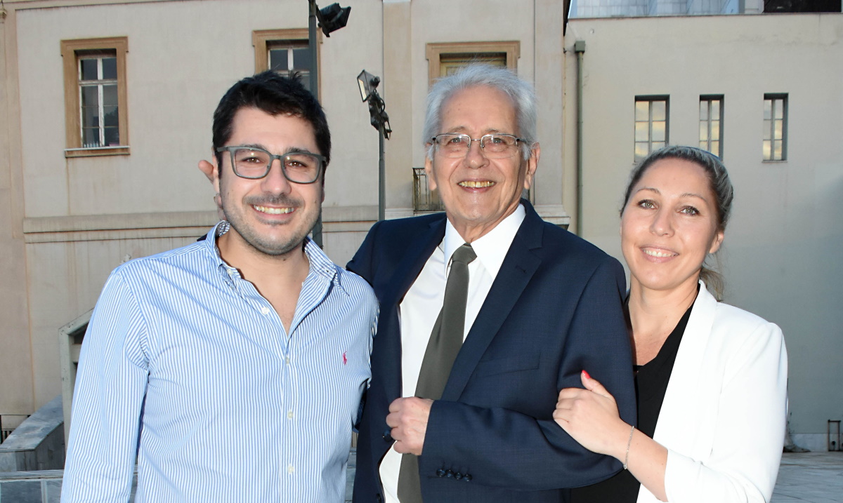 Λάμπρος Κωνσταντάρας: Οι γονείς του, Δημήτρης και Βίκυ γιορτάζουν την 50η επέτειο γάμου τους – Η τρυφερή πόζα στο σπίτι τους