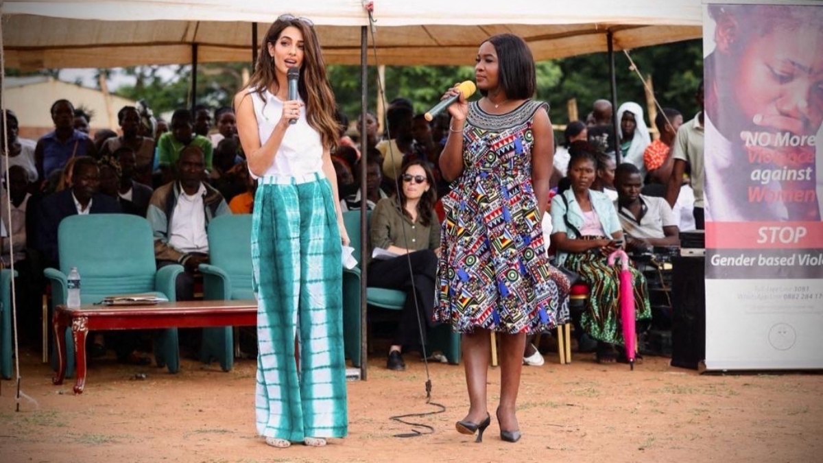 Αμάλ Κλούνεϊ: Με πράσινη tie dye παντελόνα στο Μαλάουϊ – Η επίσκεψη με τη Μισέλ Ομπάμα