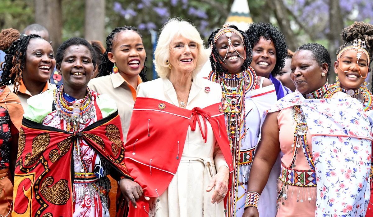 Βασίλισσα Καμίλα: Ο παραδοσιακός χορός της με τις γυναίκες της φυλής Μασάι στην Κένυα