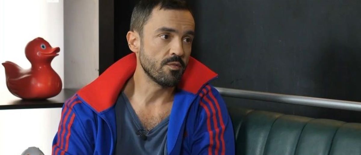Δημήτρης Κουρούμπαλης: «Ζω με πολλούς ανθρώπους τους οποίους σε ένα μεγάλο ποσοστό δεν τους αντέχω»