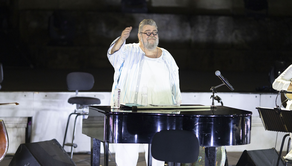 Σταμάτης Κραουνάκης: «Η τέχνη και το τραγούδι δεν λογοκρίνουν, λογόκρινε κανείς τους ρεμπέτες;»