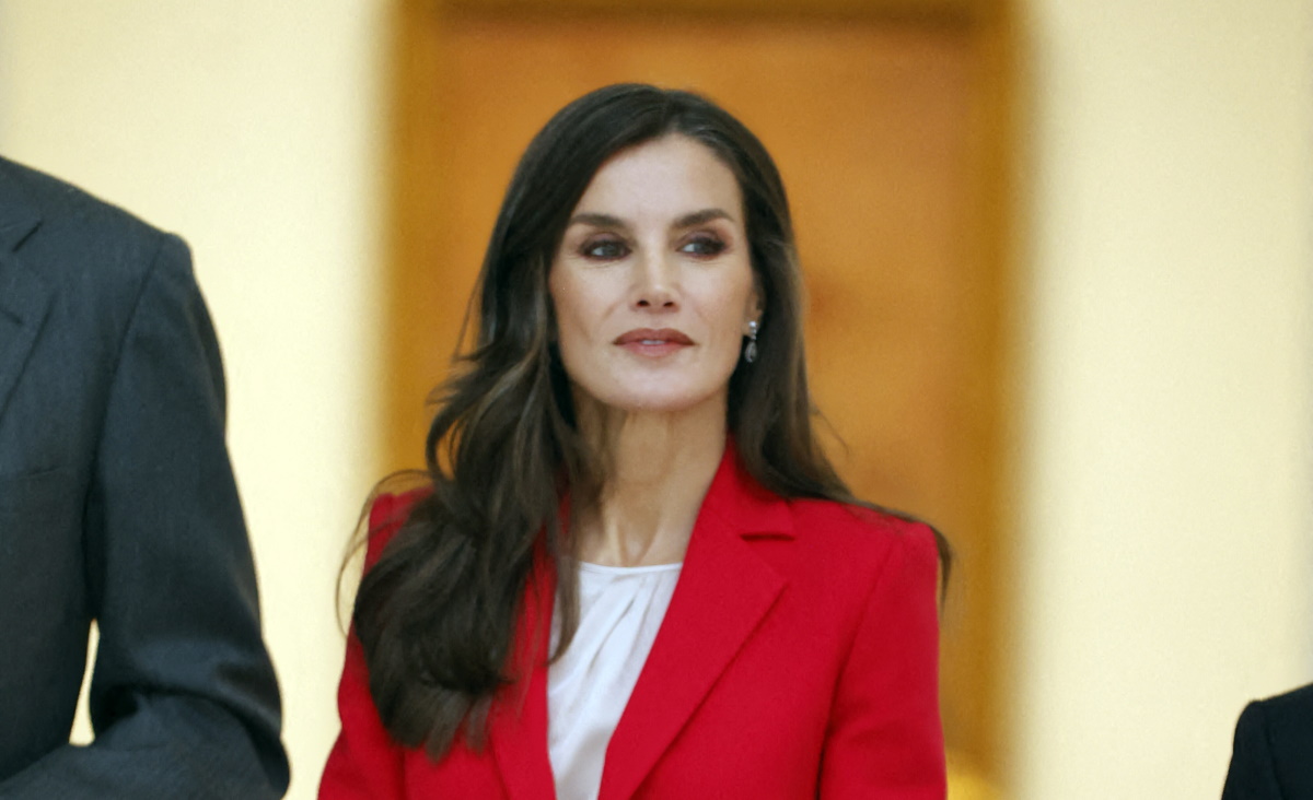 Βασίλισσα Λετίσια: Με κόκκινο κοστούμι Carolina Herrera από συλλογή του 2019 σε νέα επίσημη εμφάνιση
