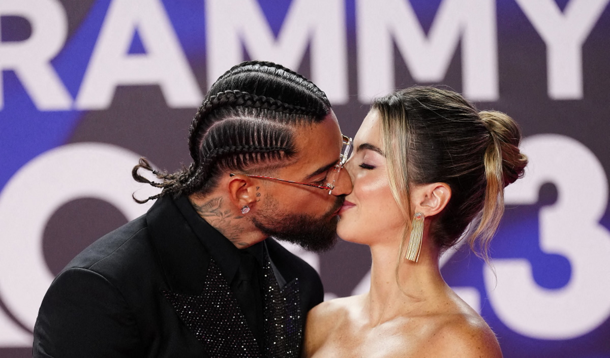 Μaluma: Το καυτό φιλί στην έγκυο σύντροφό του στα Latin Grammy Awards