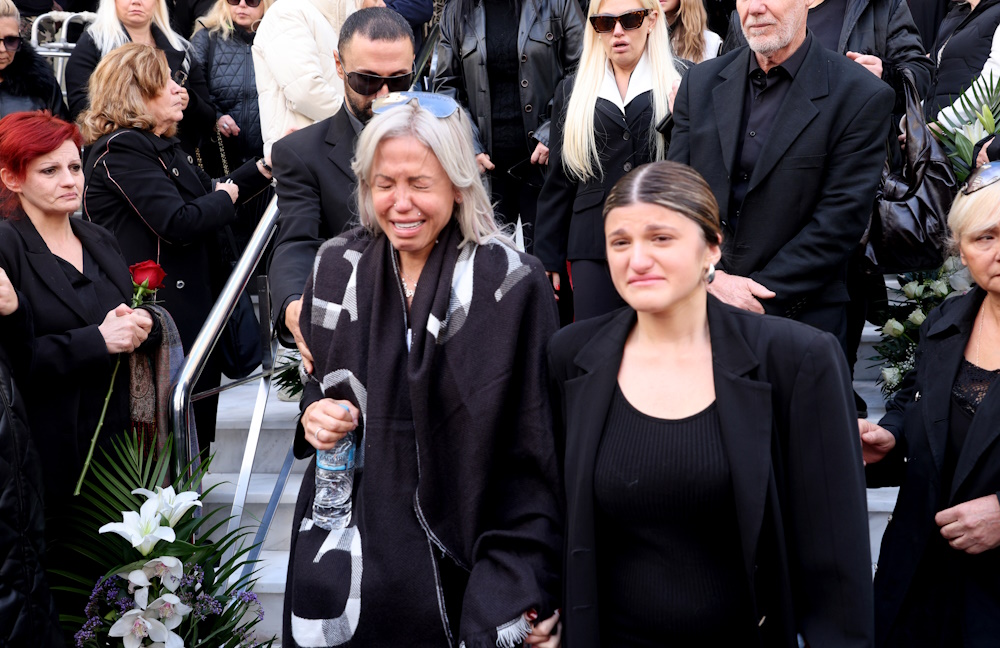 Η Αννούλα Φλωρινιώτη «λύγισε» θρηνώντας τον αδελφό της.