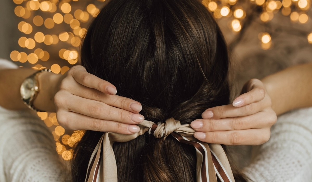 Bow Hair: Το ιδανικό χτένισμα για τα Χριστούγεννα