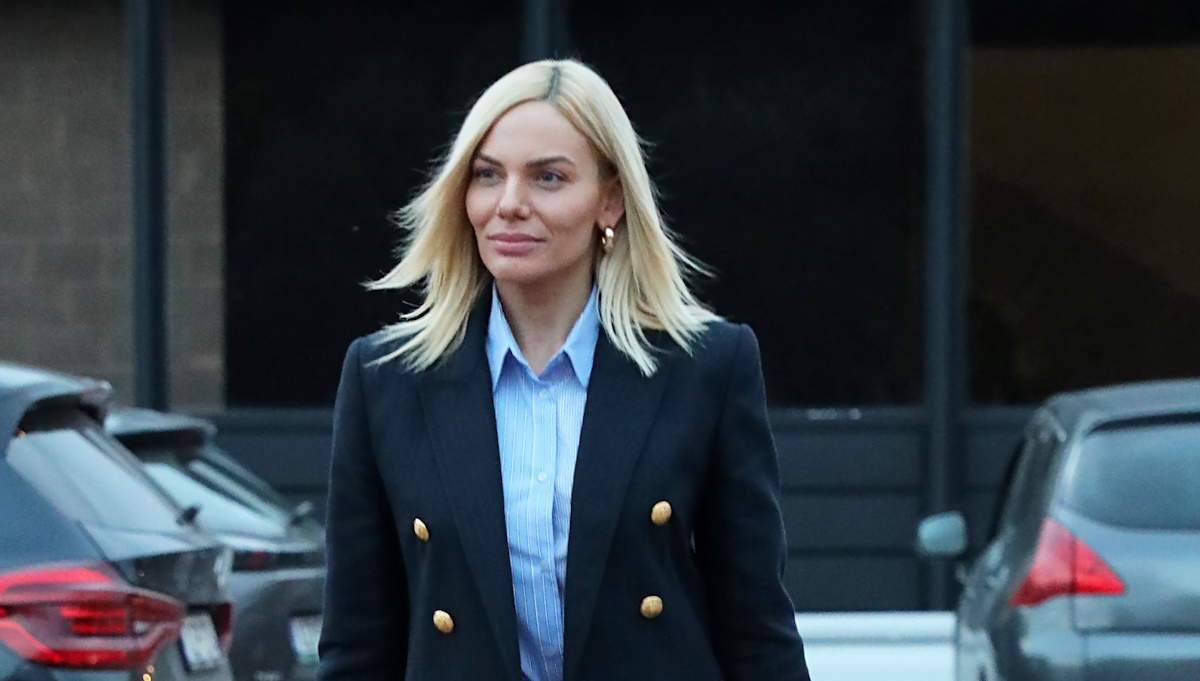 Ιωάννα Μαλέσκου: Με navy blue σακάκι σε βόλτα για ψώνια στην Εκάλη