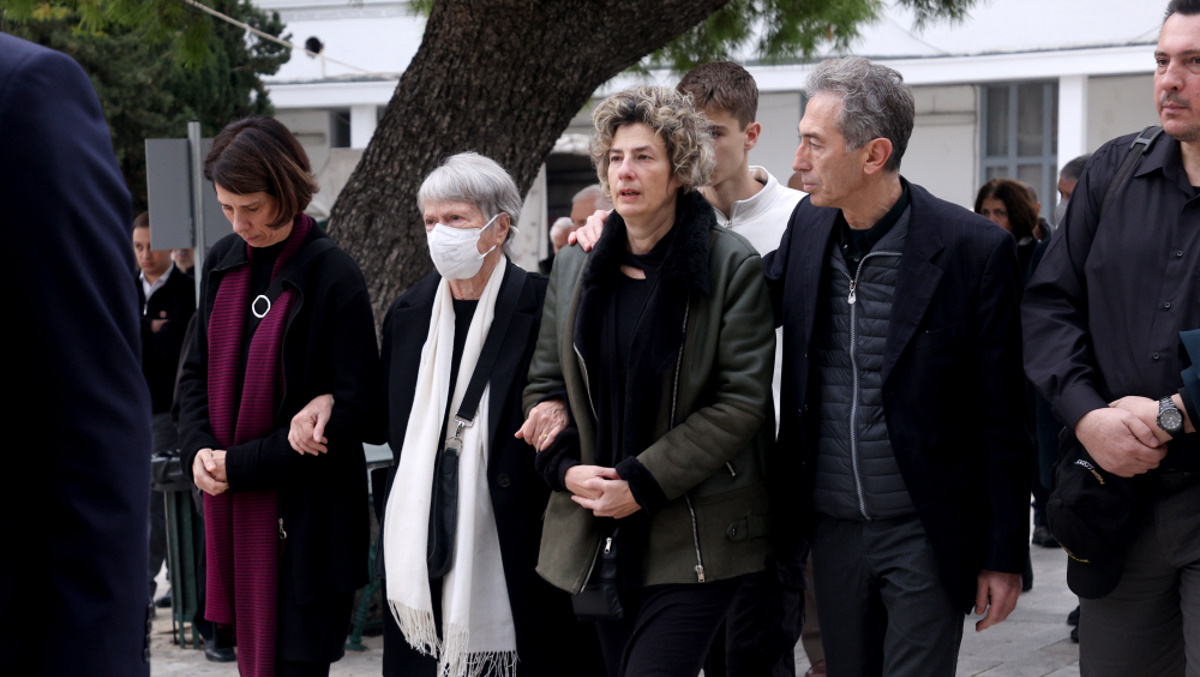 Γιώργος Μιχαλακόπουλος: Συντετριμμένες οι κόρες του και η σύζυγος του στην κηδεία