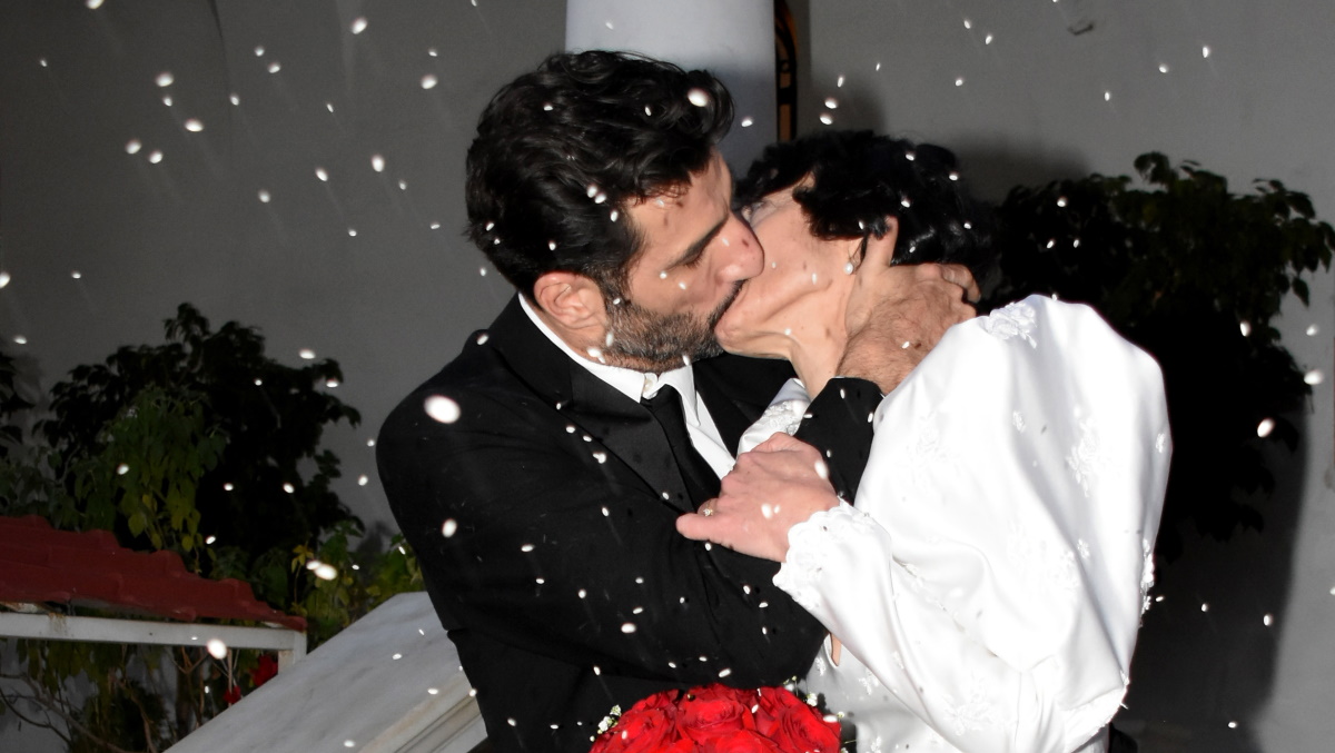 Νίκος Κουρής – Έλενα Τοπαλίδου: Καρέ καρέ το παθιασμένο φιλί μετά τον γάμο τους