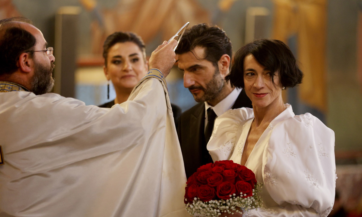 Νίκος Κουρής – Έλενα Τοπαλίδου: Ποιος καλλιτέχνης φιλοτέχνησε τα ασημένια στέφανα του γάμου τους;