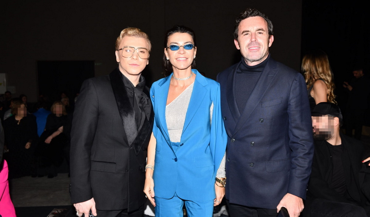 Μαρίνα Βερνίκου: Με ιδιαίτερο μπλε κοστούμι σε fashion show – Η πόζα με τον Ηλία Κρασσά