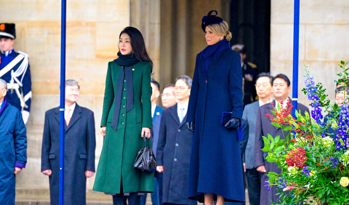 Βασίλισσα Μάξιμα: Με total blue look στην υποδοχή του προέδρου της Κορέας στο Άμστερνταμ