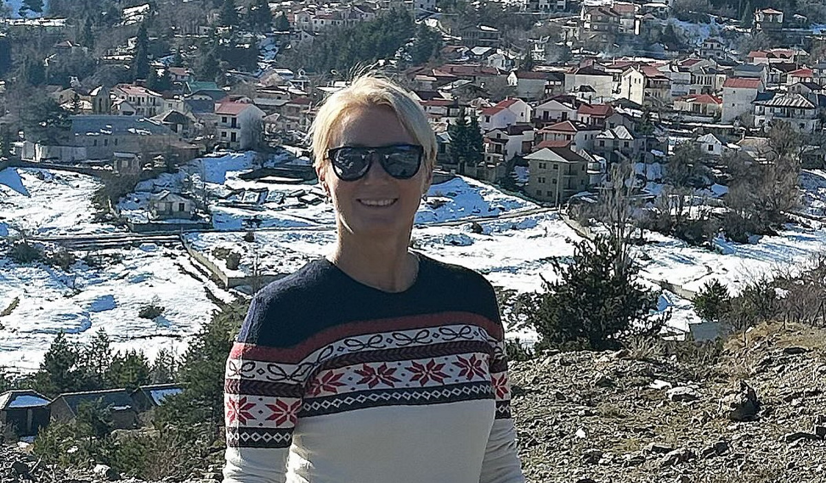Νατάσα Παζαΐτη: Στη χριστουγεννιάτικη απόδραση επέλεξε το ζακάρ πουλόβερ που θα φορέσουμε το 2024