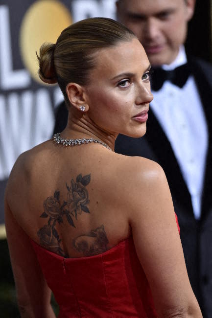 Η Σκάρλετ Γιοχανσον με τατουάζ στην πλάτη 