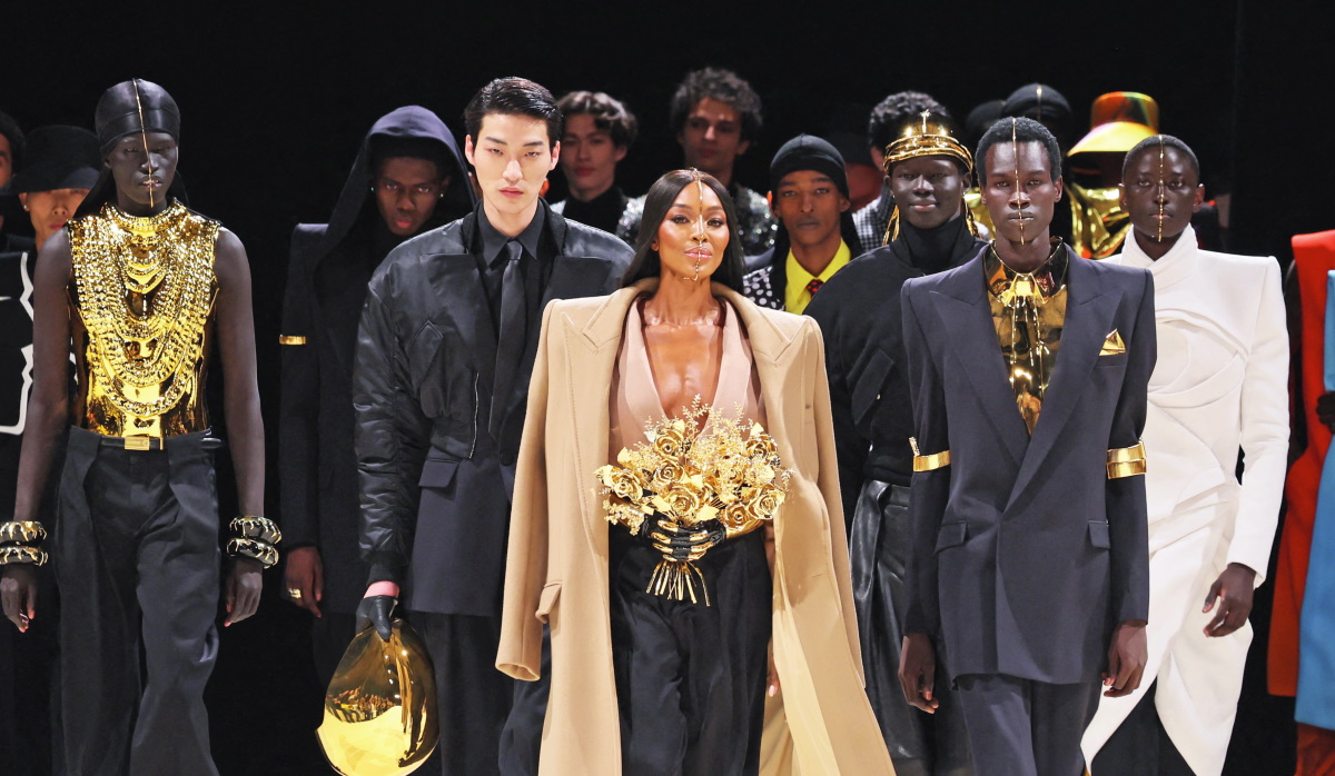 Εβδομάδα Μόδας Παρισιού: Η Ναόμι Κάμπελ στο fashion show του Βalmain