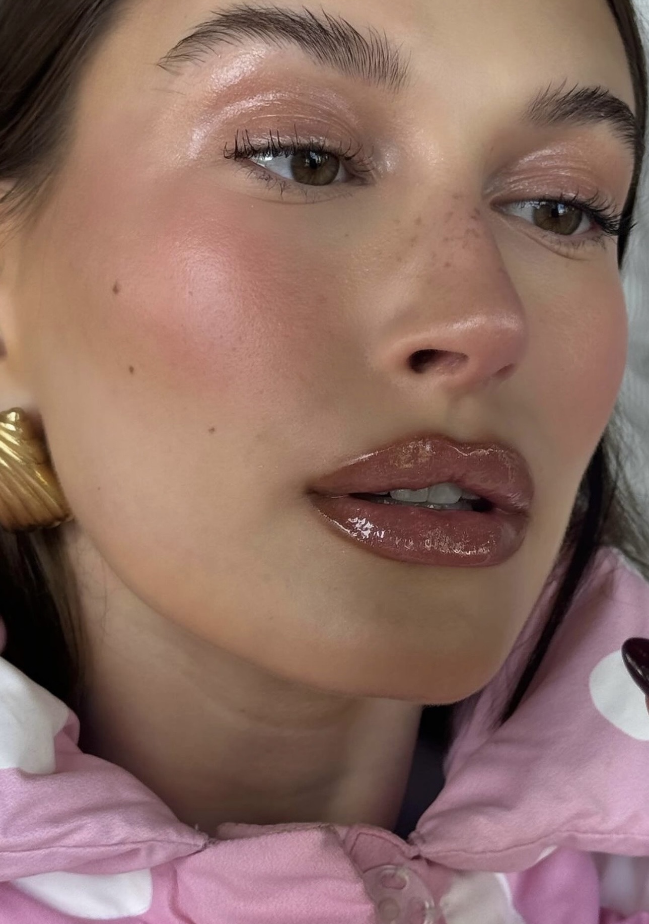hailey bieber κοντινό