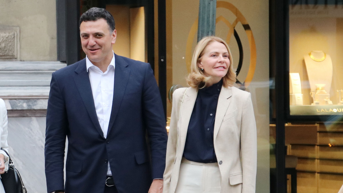 Τζένη Μπαλατσινού: Φωτογραφίζει τον Βασίλη Κικίλια αγκαλιά με τον γιο τους στην παρέλαση της 25ης Μαρτίου