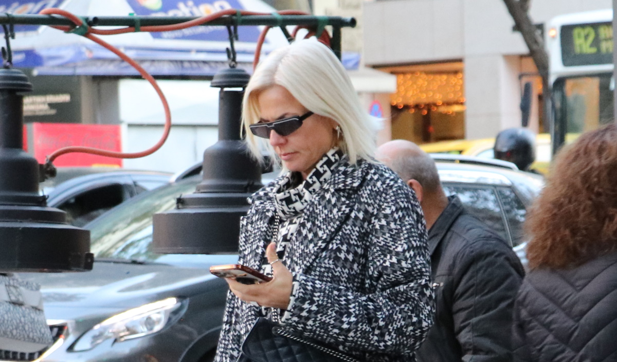 Χριστίνα Κοντοβά: Στην Αθήνα με τσάντα Chanel και κομψό pied de poule παλτό – Πόσο κοστίζει;
