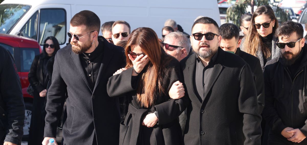 Χάρης Κωστόπουλος: Υποβασταζόμενη η σύζυγός του στην κηδεία του