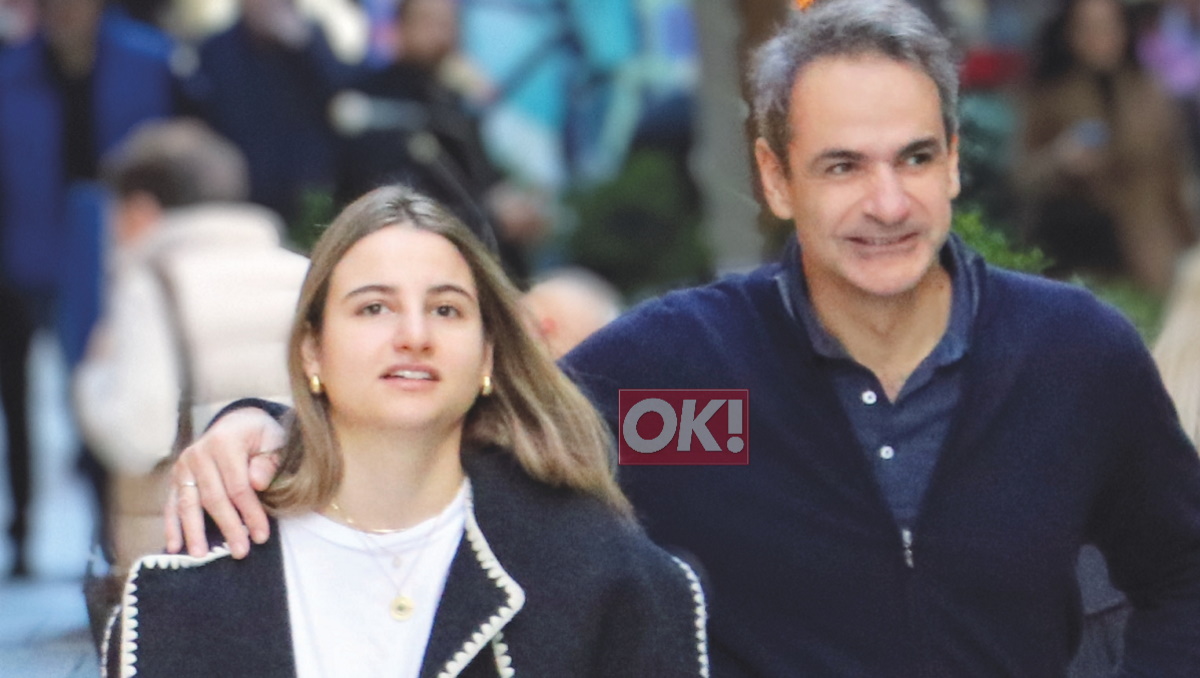 Κυριάκος Μητσοτάκης: Η βόλτα με τη μικρότερη κόρη του στην Αθήνα και το κομψό φολκλόρ πανωφόρι της Δάφνης Μητσοτάκη