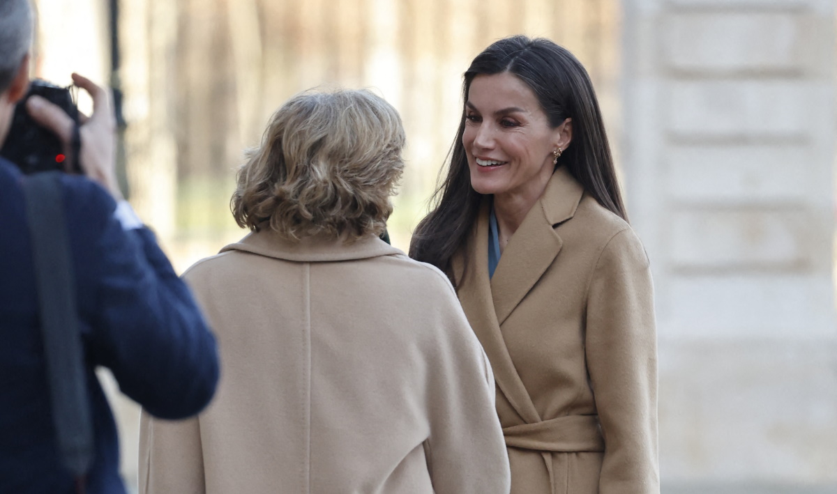 Βασίλισσα Λετίσια: Συνδύασε το signature καμηλό παλτό της με wrap dress στο πιο κομψό χρώμα του χειμώνα