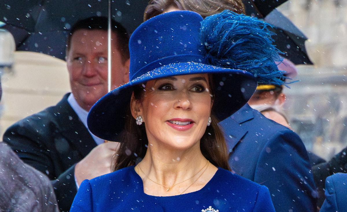 Βασίλισσα Μαίρη: Με royal blue σύνολο και γόβες stiletto στους μείον 2° C – Η πρώτη επίσημη εμφάνιση του βασιλικού ζευγαριού της Δανίας 