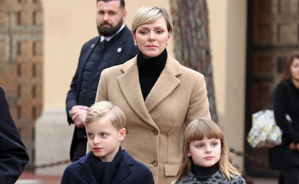Πριγκίπισσα Σαρλίν: Με καμηλό παλτό και σουέτ μπότες των 1.995 ευρώ στο Μονακό