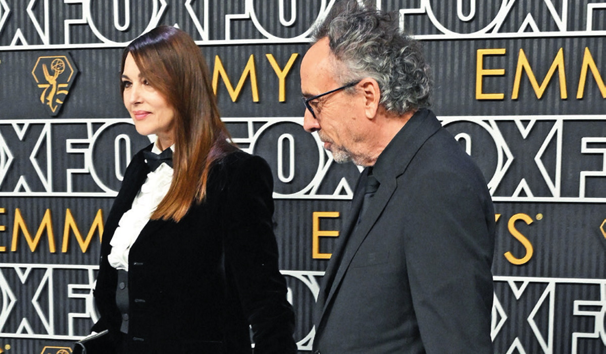 Βραβεία Emmy: Η Μόνικα Μπελούτσι και ο Τιμ Μπάρτον ποζάρουν με ασορτί look στο κόκκινο χαλί
