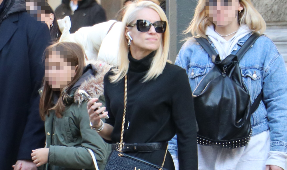 Κατερίνα Παναγοπούλου: Στην Αθήνα με over the knee μπότες και τσάντα Saint Laurent – Πόσο κοστίζει