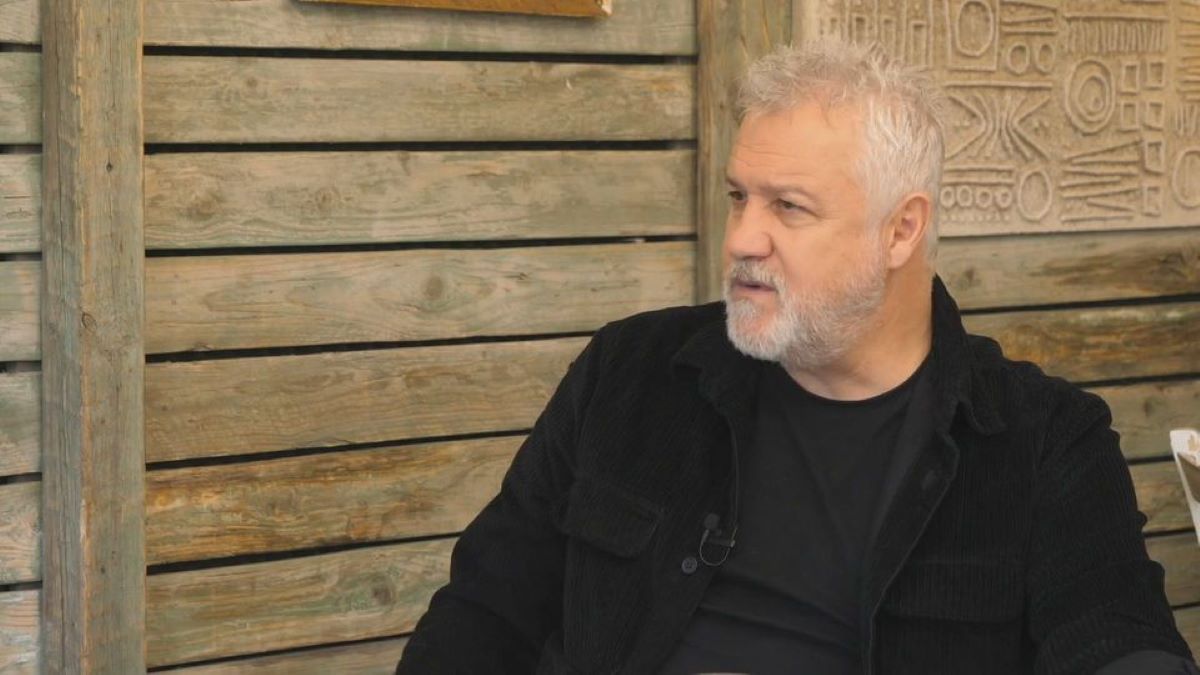 Σπύρος Πετρουλάκης: Η εξομολόγηση του γνωστού συγγραφέα – «Όταν γνώρισα τη σύντροφο μου ήμουν στον πάτο με λυγισμένα χέρια και πόδια»