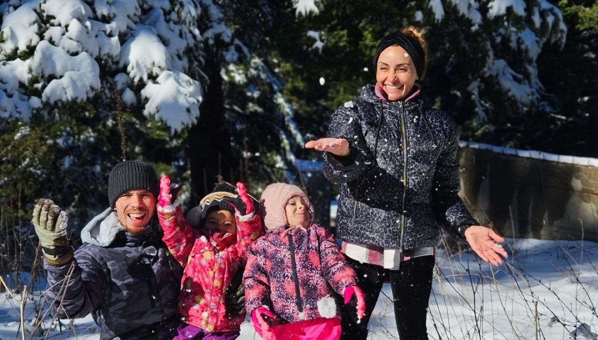 Λευτέρης Πετρούνιας – Βασιλική Μιλλούση: Παιχνίδια στα χιόνια με τις κόρες τους 