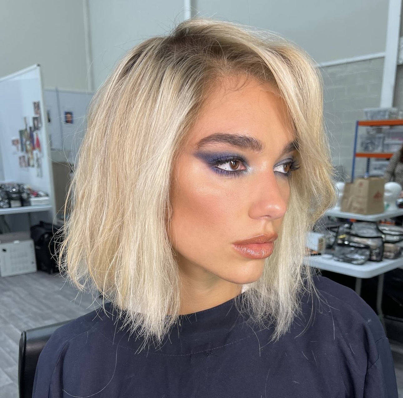 η Ντούα Λίπα με rooted blonde τάση