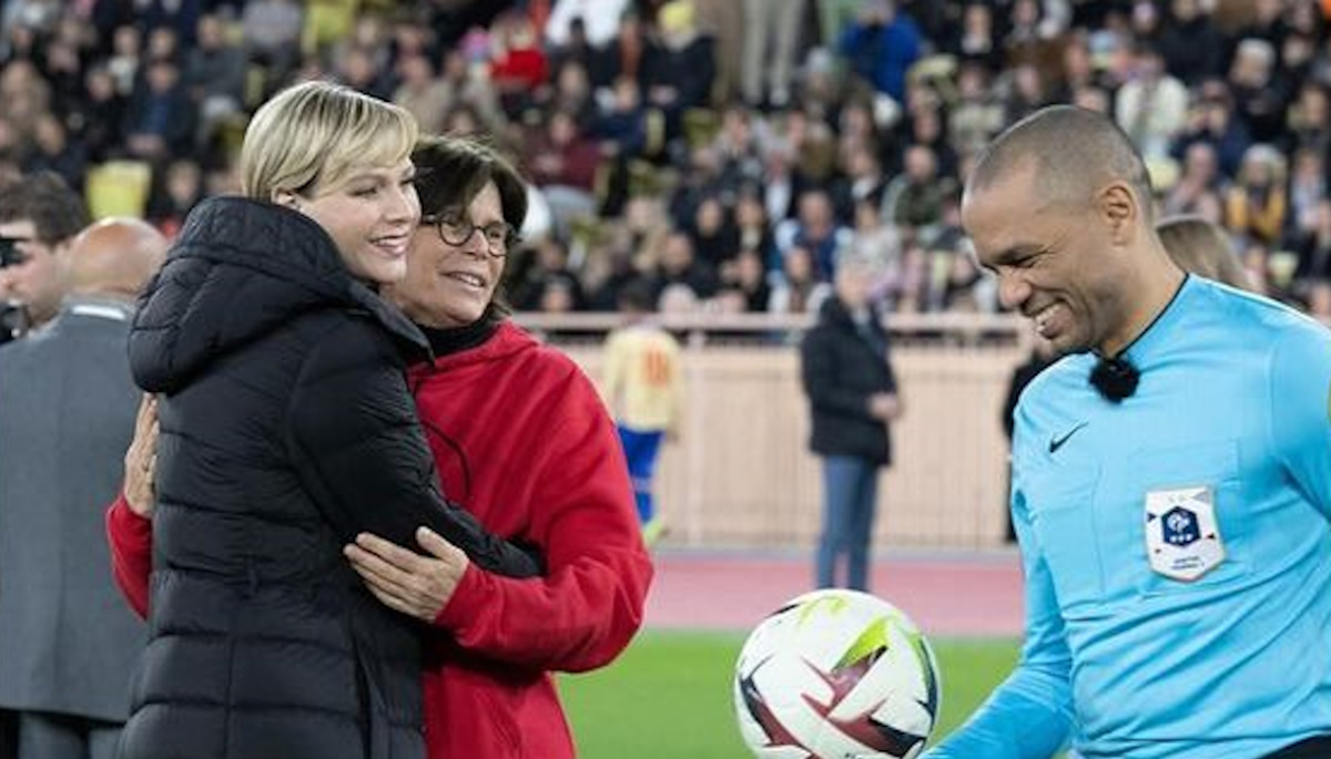 Πριγκίπισσα Σαρλίν – Στεφανί του Μονακό: Η σφιχτή αγκαλιά σε αγώνα ποδοσφαίρου